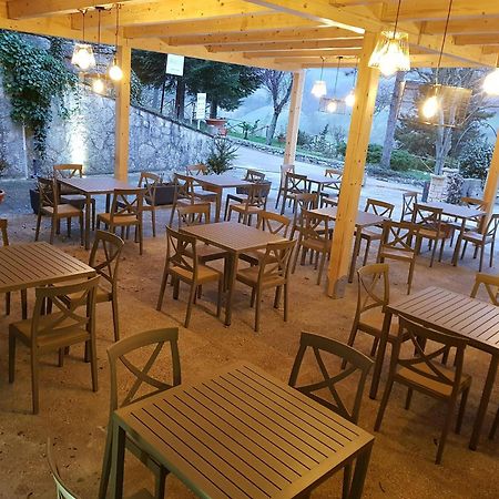 Hotel Pineta Ristorante Country House In Fabriano Campodonico  ภายนอก รูปภาพ