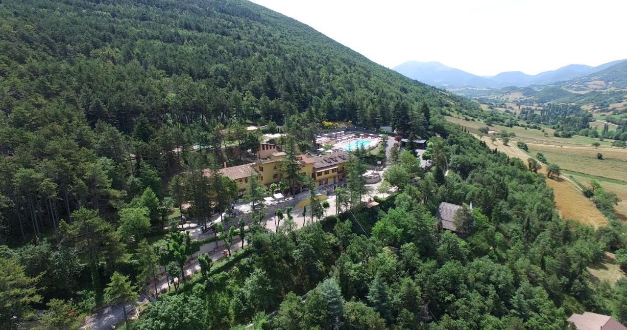 Hotel Pineta Ristorante Country House In Fabriano Campodonico  ภายนอก รูปภาพ