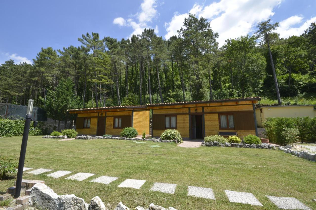 Hotel Pineta Ristorante Country House In Fabriano Campodonico  ภายนอก รูปภาพ