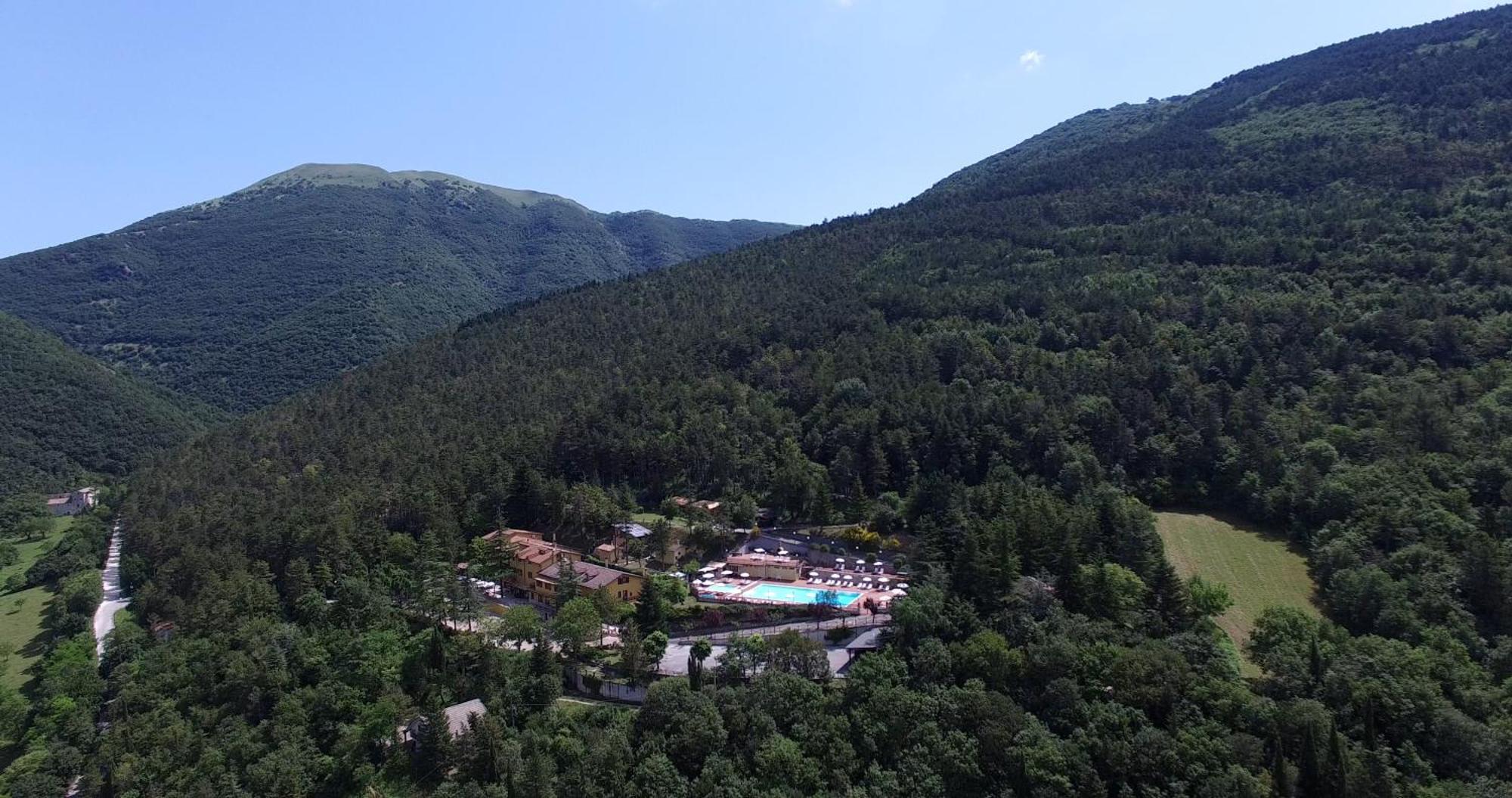 Hotel Pineta Ristorante Country House In Fabriano Campodonico  ภายนอก รูปภาพ