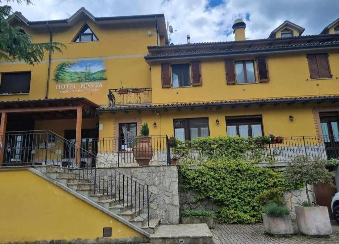 Hotel Pineta Ristorante Country House In Fabriano Campodonico  ภายนอก รูปภาพ