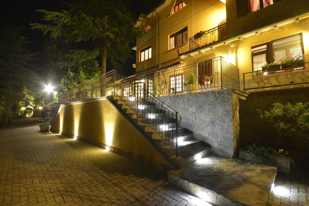 Hotel Pineta Ristorante Country House In Fabriano Campodonico  ภายนอก รูปภาพ