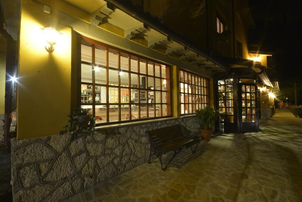 Hotel Pineta Ristorante Country House In Fabriano Campodonico  ภายนอก รูปภาพ