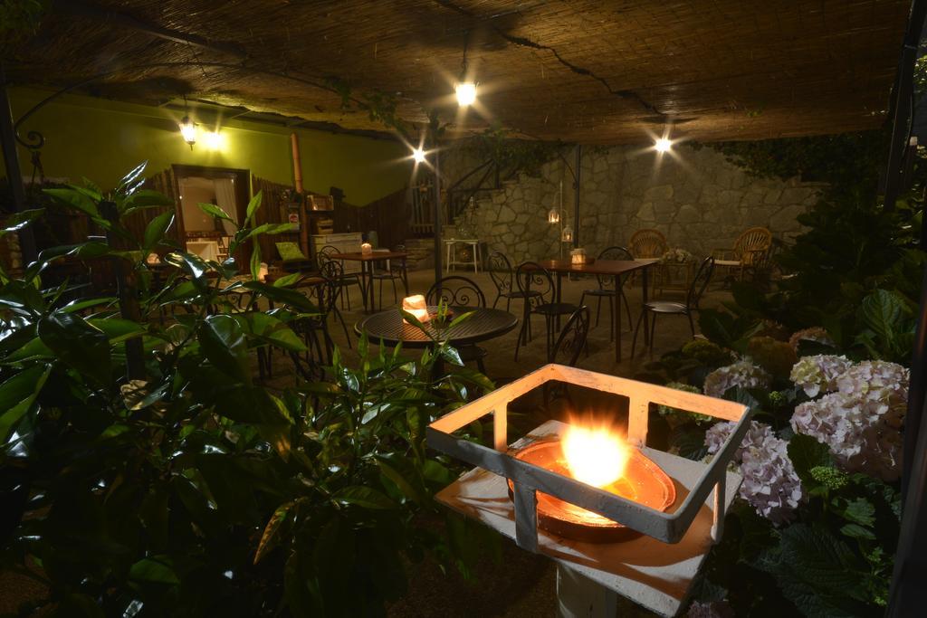 Hotel Pineta Ristorante Country House In Fabriano Campodonico  ภายนอก รูปภาพ