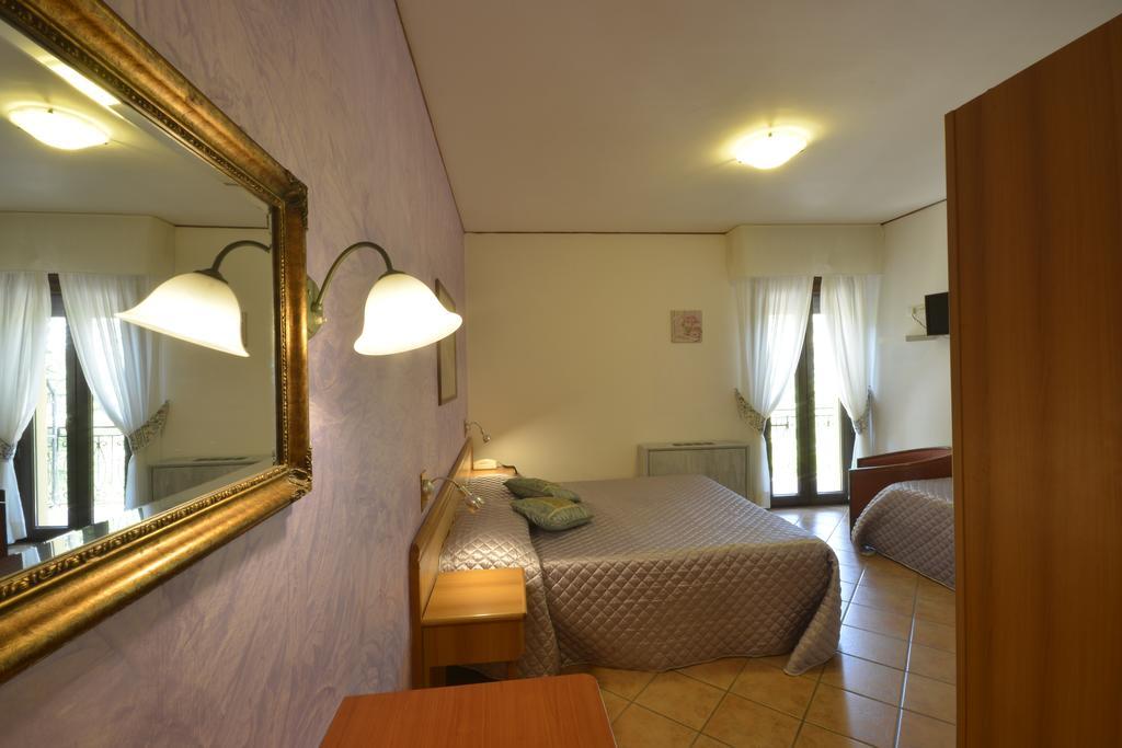 Hotel Pineta Ristorante Country House In Fabriano Campodonico  ภายนอก รูปภาพ