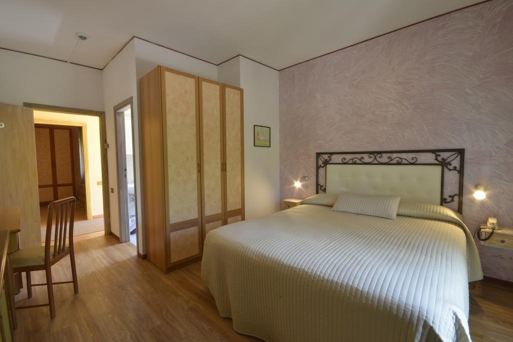 Hotel Pineta Ristorante Country House In Fabriano Campodonico  ภายนอก รูปภาพ