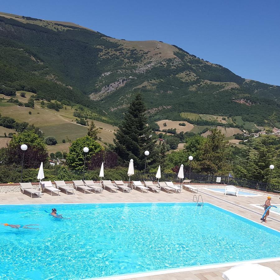 Hotel Pineta Ristorante Country House In Fabriano Campodonico  ภายนอก รูปภาพ